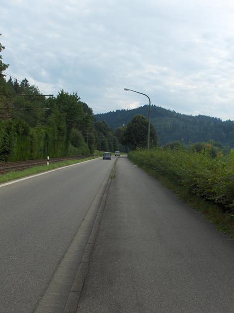 Kurz hinter Freiburg; Schwarzwaldgipfel im Hintergrund.