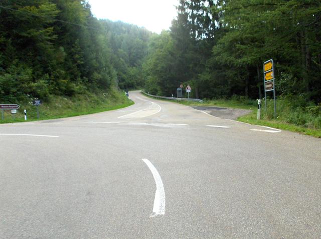 In dieser Kurve geht es geradeaus weiter nach Hofsgrund. Zum Notschrei müsste man links auf der Hauptstraße bleiben.
