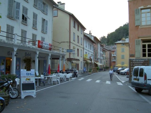 Die Hauptstraße von Isola. Links ist mein Hotel zu sehen