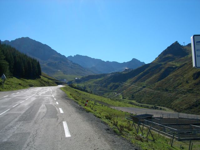 Col du Tourmalet (O) Breite Fahrbahn vor La Mongie.