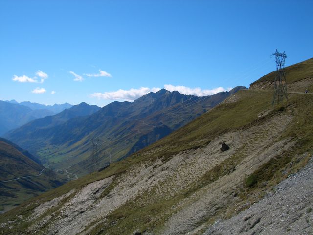 Col du Tourmalet (W) Blick von der Passhöhe Richtung Westen - rechts der Schotterweg zum Pic du Midi.