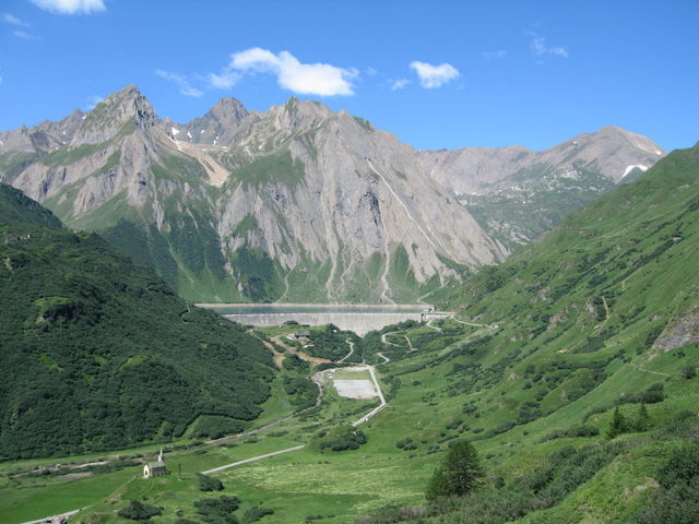 Der Stausee von Muraschg, dem das gleichnamige Dorf zum Opfer fiel. Hinten rechts: der Weg zum Griespass und der Nufenenstrasse