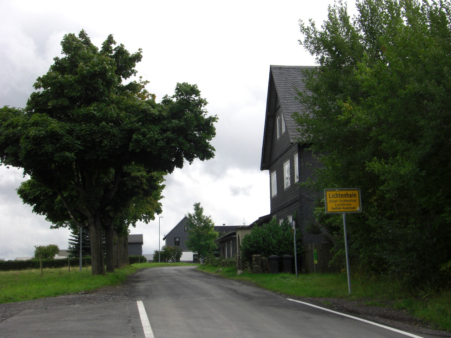 Passhöhe am Ortseingang von Lichtenhain.