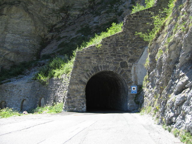 Unbeleuchteter Tunnel