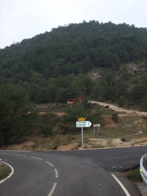 Der Buckel hinter dem Schild ist der Berg Mussara (1055 m).