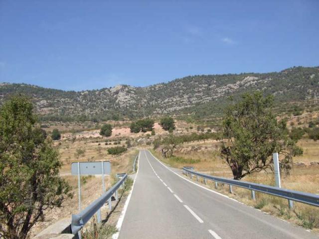 Westanfahrt: Blick von der Brücke aus auf die Serra La Llena.