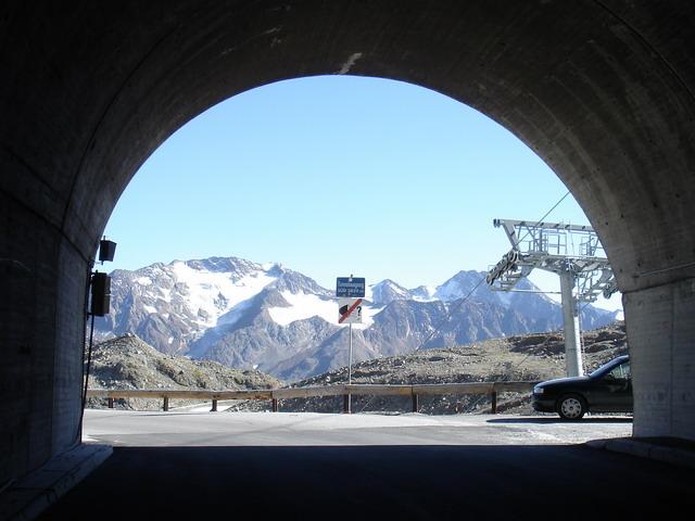 ... und nach vorn, auf den höchsten asphaltierten Meter der Alpen am Tunnelende.