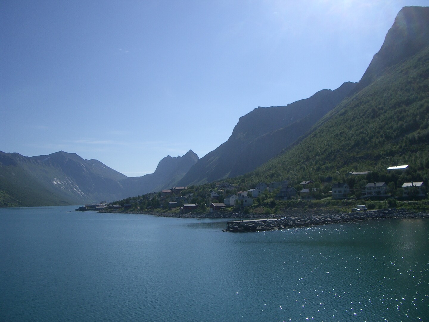 Blick auf Gryllefjord von der Fähre aus