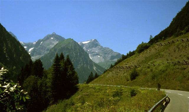 Kurz hinter Bürserberg ein erster Blick ins Brandnertal mit der Schesplana (2965m).