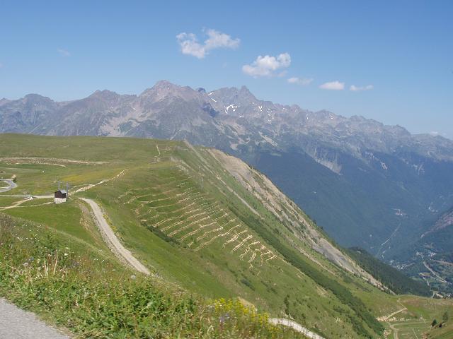 Rückblick auf den Col de Poutran (links, bei der Hütte) und die Strecke (noch weiter links) und Ausblick Richtung Chaîne de Belledonne.