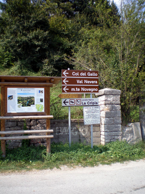 Abzweig zum Col del Gallo am Ortsaugang von Arsie.