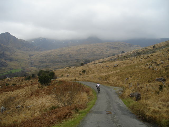 Der Einschnitt rechts ist die Gap of Dunloe. In den Wolken sollte sich der Carrauntoohil (1041 m) verstecken.