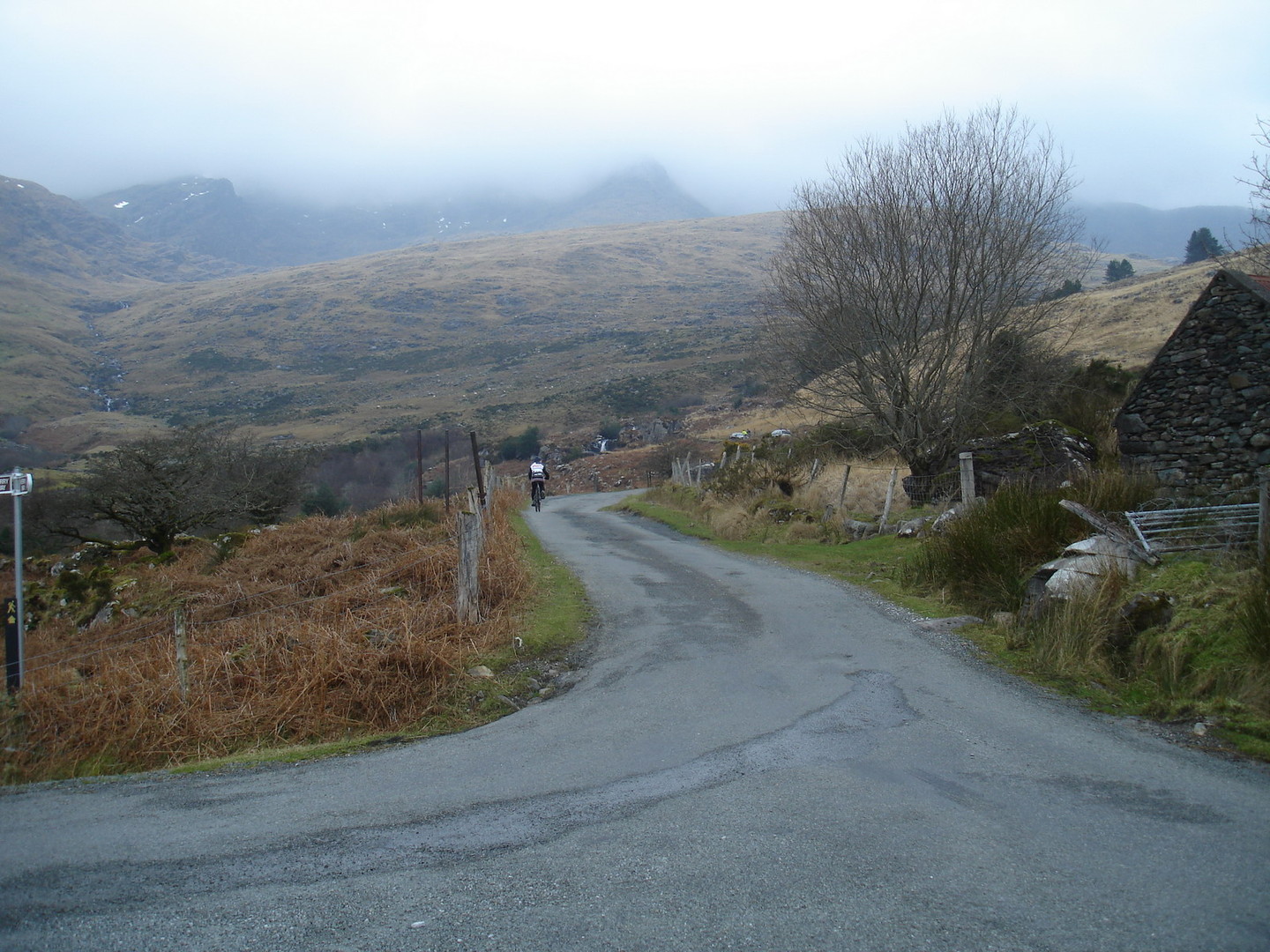 Rechts halten zur Gap of Dunloe, links geht es in eine Sackgasse bzw. für Wanderer auf dem Kerry Way weiter.