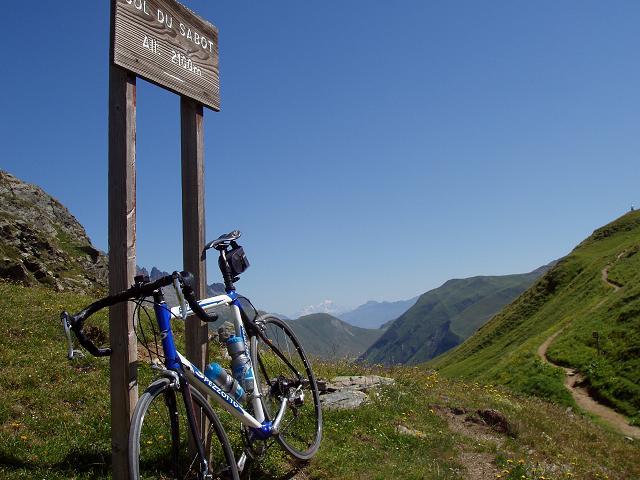 Vom Passschild blickt man direkt Richtung Mont Blanc.