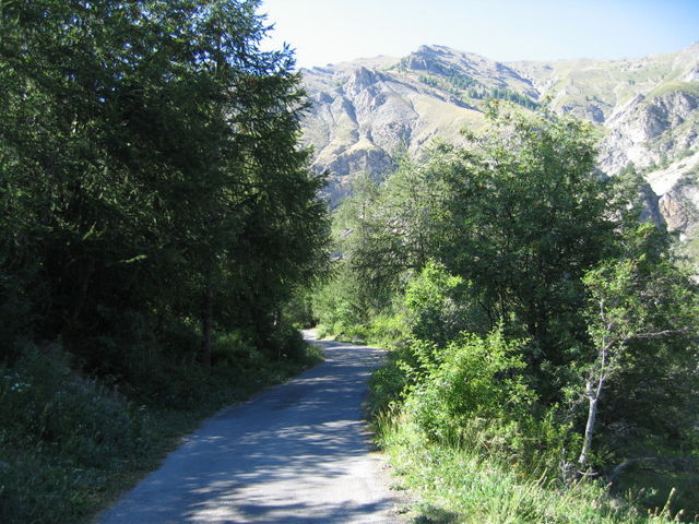 Beginn der schmalen Bergstrasse