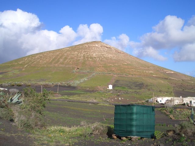 Rechts unserer Anfahrt gelegener Vulkanberg.