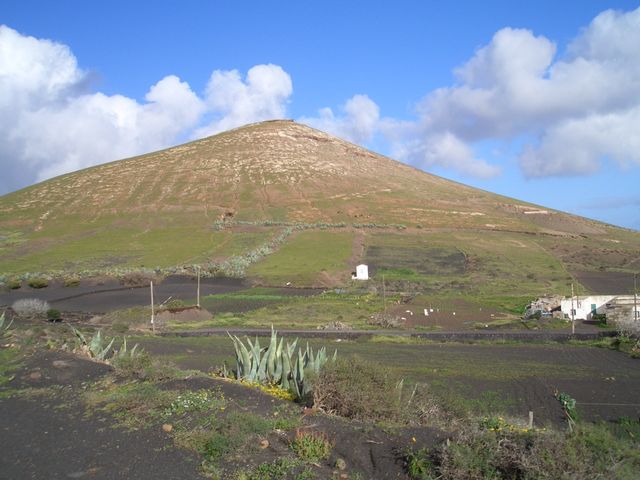 Rechts unserer Anfahrt gelegener Vulkanberg.