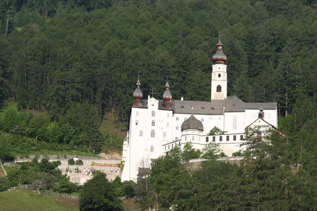 das Kloster Marienburg im Anstieg zur Watles Talstation.