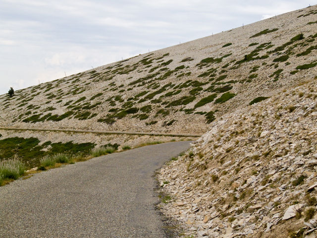 Die etwa 5 Kilometer lange Strecke durch die Gipfelregion erinnert stark an den Mt. Ventoux....