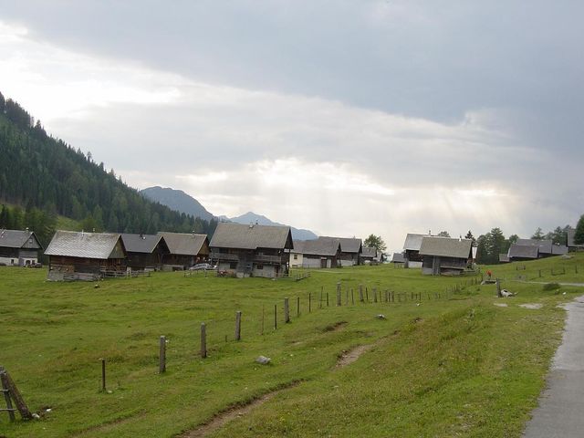 Blick auf die Hütten auf der Egger Alm.