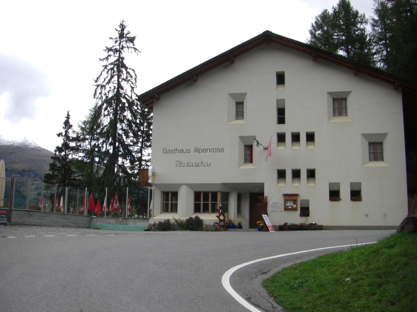 Gasthaus Alpenrose am Umbrailpaß nach etwa 5 km.