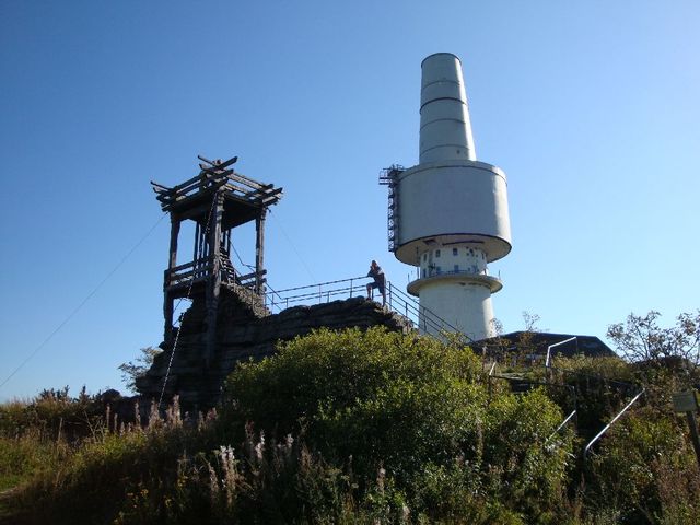 Auf dem Schneeberggipfel. Im Vordergrund der Aussichtsturm ("Backöfele"), im Hintergrund der ausgemusterte Radarturm