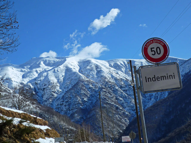 06 auch in Indemini auf 970m ist die Straße immer noch ohne Schnee, 13.02.09.
