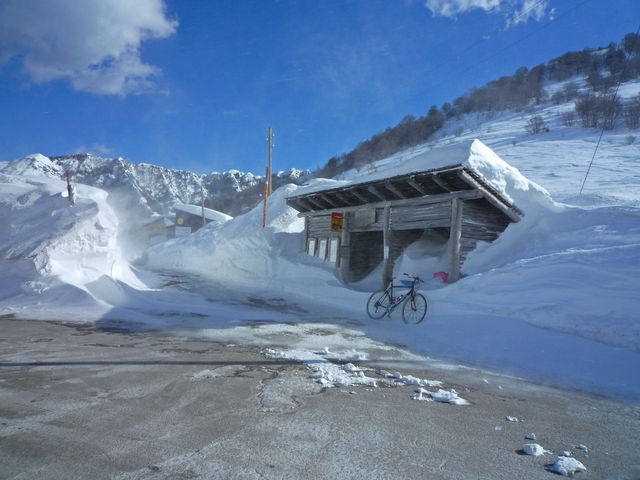 15 Alpe di Neggia in ungewohnter Schnee-Dekoration, 13.02.09.