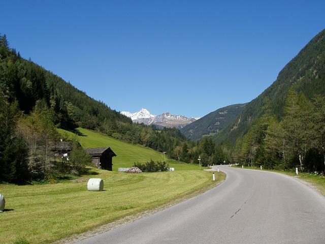 Die Straße zieht ins Tal hinein.