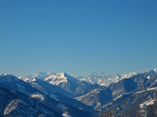 03 von Monte Bre ganz hinten Walliser 4000er von links Monte Rosa, Strahlhorn, Rimpfischhorn, Allalinhorn, Alphubel, 12.01.2009