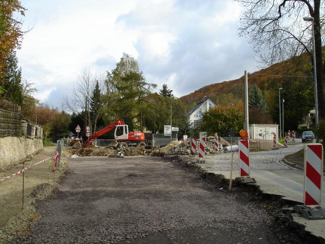 Abzweigung nach rechts zum Steinkreuz und nach links zum __[Fuchsturm|1024] an der Busendhaltestelle Ziegenhainer Tal.