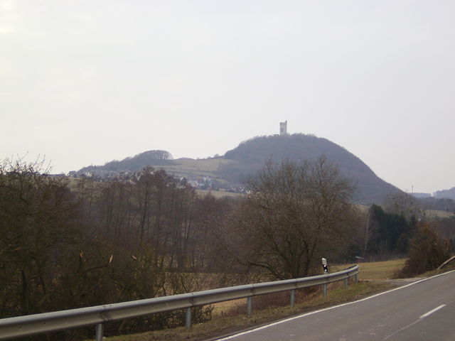 Die Burgruine von Oberzissen aus gesehen.