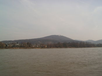 Petersberg von der anderen Rheinseite aus gesehen.