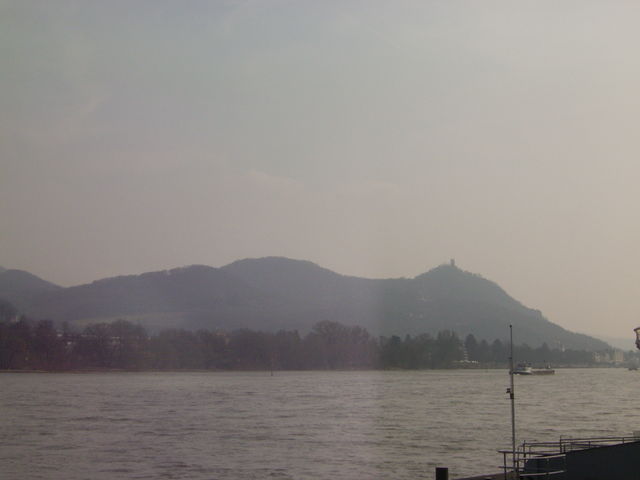 Der Drachenfels von der anderen Rheinseite aus gesehen.