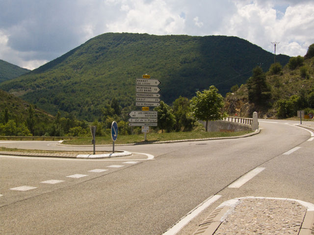 An der Kreuzung südlich von Séderon geht es links. Geradeaus liegt die Ostauffahrt des Col de Macuègne
