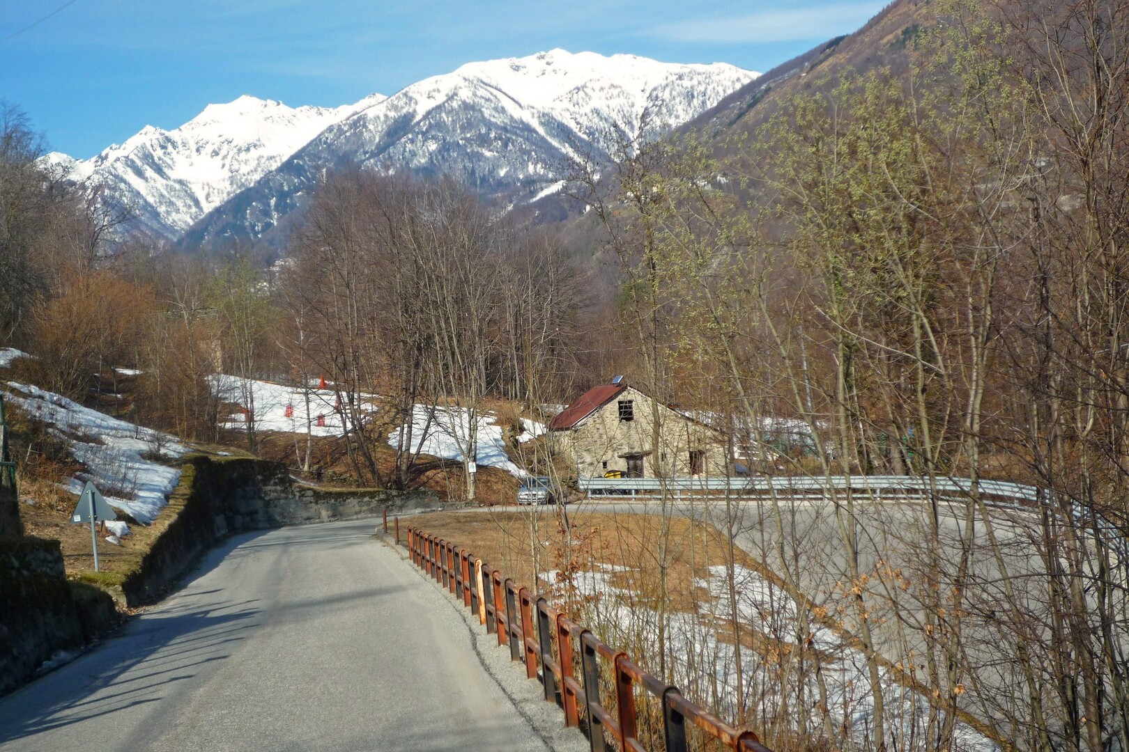 06 auf der nördlichen Seite des Val di Bognanco rechts Cima Larie(2144m) links P Pioltone(2610m), 17.03.09.