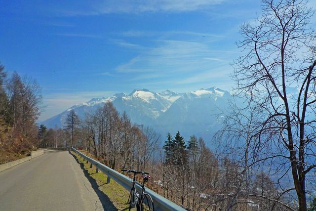 10 Ausblick bei der Abfahrt auf die Westausläufer des Val Grande, 17.03.09.