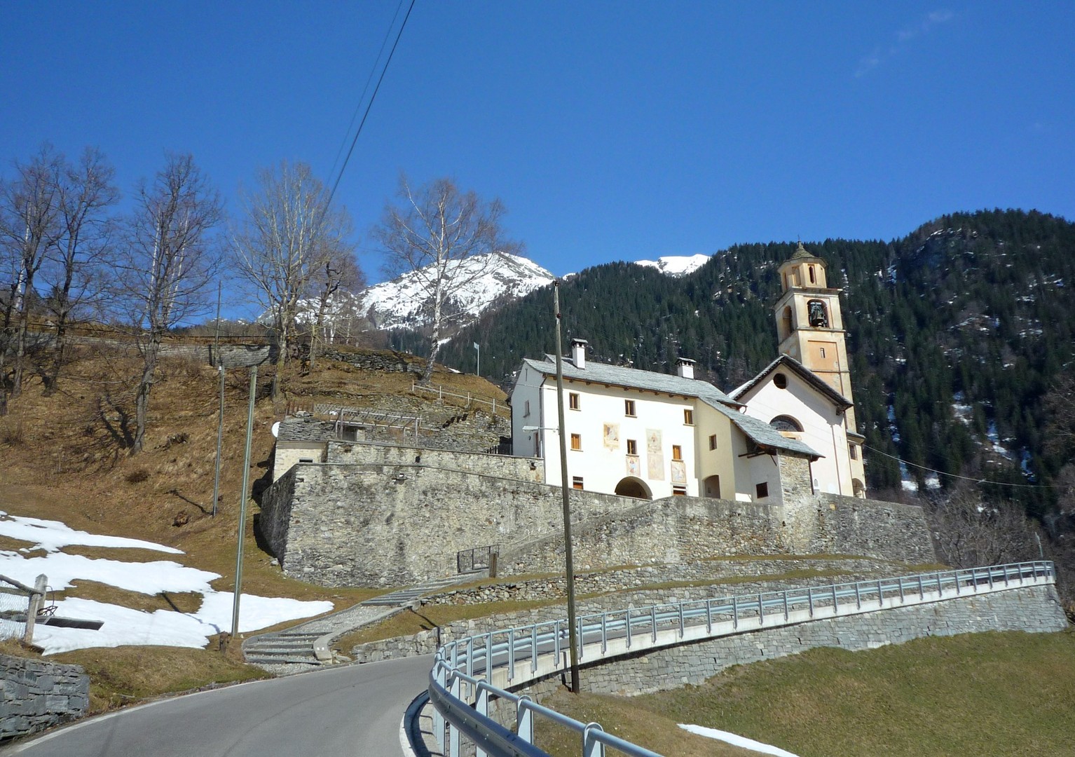 18 den Weg weiter hinauf nach Bosco Gurin vorbei an der schönen Kirche im oberen Teil von Cerentino, 20.3.09.