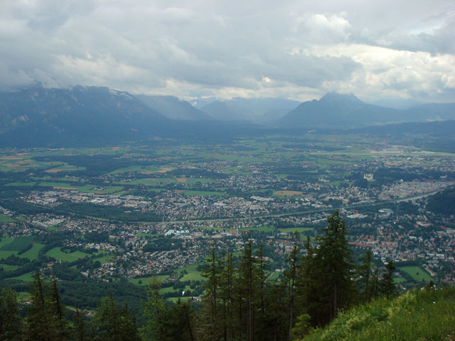 In der Ferne die Berge um Berchtesgaden