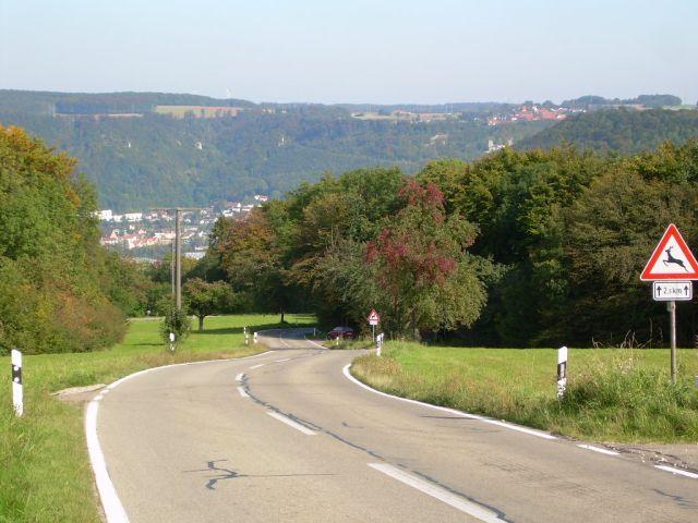 Auffahrt von Geislingen/Steige: Weiter oben lohnt auch mal ein Blick zurück auf Geislingen im Tal. Rechts oben liegt Weiler ob Helfenstein und darunter die Ruine Helfenstein.