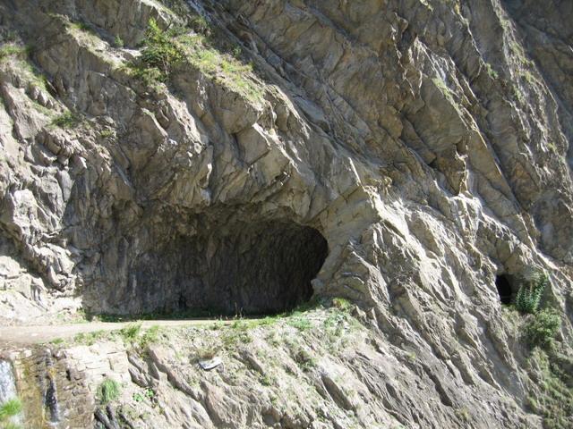 Tunnel mit Naturbeleuchtung.