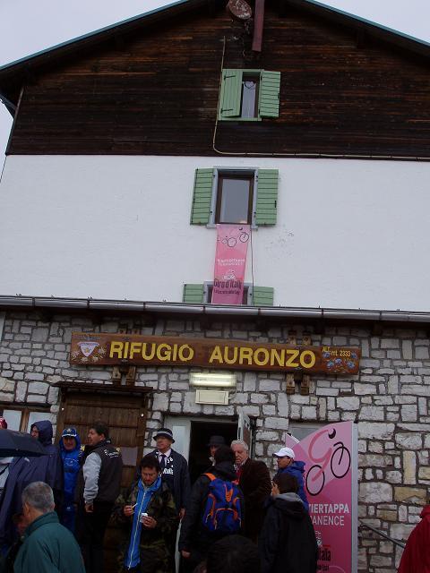 Am Rifugio, das sich zur Giroetappe 2007 auch in Rosa präsentiert.