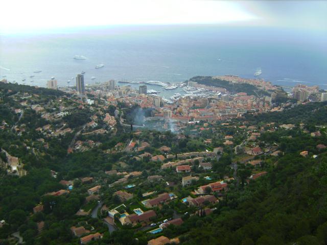 Kurz vor La Turbie liegt einem Monaco zu Füssen.