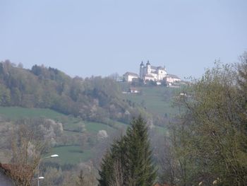 Die Kirche am Sonntagsberg vom Böhlerwerk gesehen.