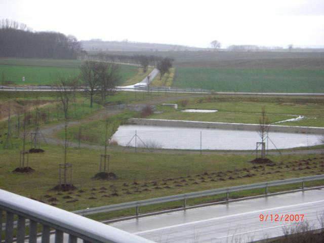 Von der Brücke über die A71 kann man hinter dem Regenrückhaltebecken den Beginn des Pavé-Stücks erkennen