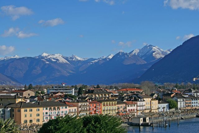 02 der Camoghe(rechts), von Ascona aus gesehen, wacht über Alpe di Serdena im Februar