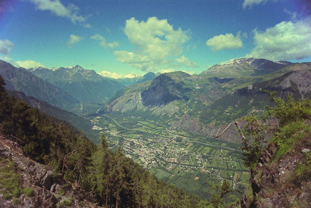 Hinter dem Pass hat man eine tolle Aussicht über das Tal von Bourg.