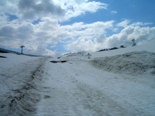 was einer QD-Überprüfung bedarf - zumindest bis auf 1460 m blitzt immer wieder Asphalt zwischen dem Schnee hervor,