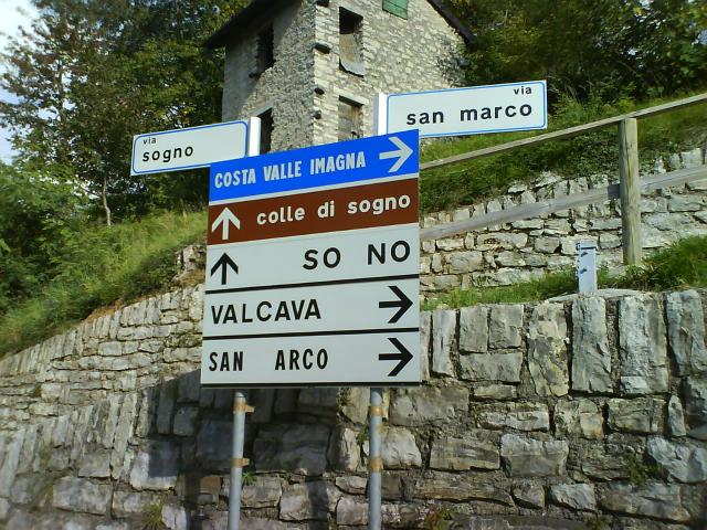 Gerdeaus geht es zum Colle di Sogno, zum Valcava muss man nach rechts abbiegen