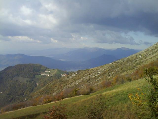 Blick auf den tiefer gelegenen Passo di Sogno und die Seenlandschaft um Lecco